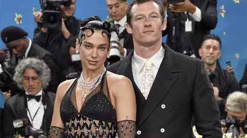 Дуа Липа обяви годежа си с актьора Калъм Търнър пред Vogue