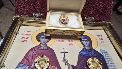 Троянският манастир дари частици от мощите на свети Пантелеймон и Параскева Петка