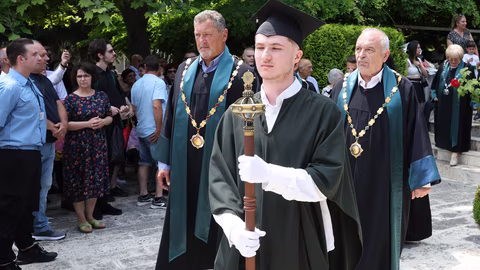 Над 400 абсолвенти на ВСУ "Черноризец Храбър" получиха дипломи от есенната сесия