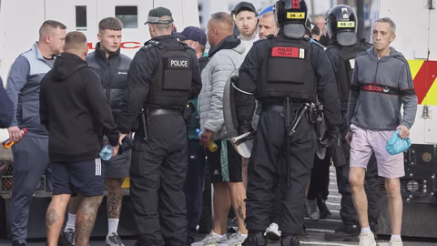 Над 60 полицаи ранени при антиимигрантски протести в Северна Ирландия