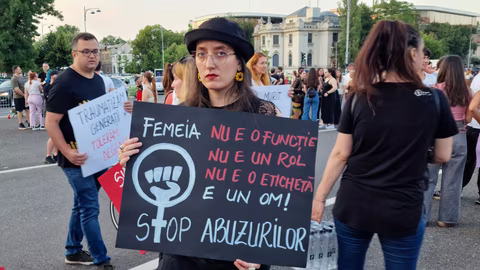Протест срещу насилието над жени пред правителството в Букурещ