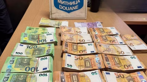 Митнически служители задържаха близо 200 000 евро недекларирани пари