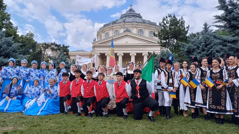 Най-големият парад на народни носии в Букурещ обединява култури
