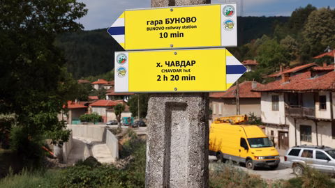 Катастрофа с мотоциклетист затруднява движението на път I-6 край Мирково