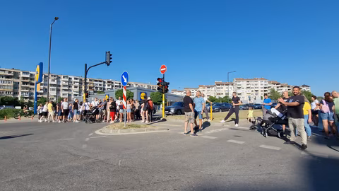 Жители на "Манастирски ливади" протестират срещу дългия ремонт на ул. "Луи Айер"