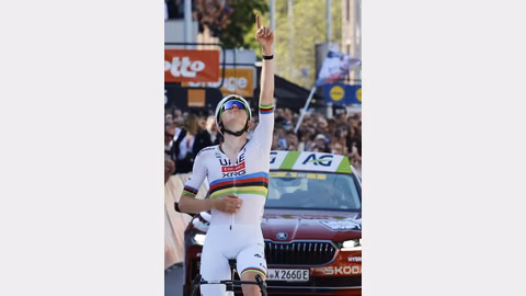 Тадей Погачар с подкрепата на UAE Team Emirates в Тур дьо Франс