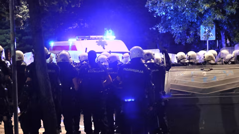 48 полицаи и 22 граждани пострадаха при антиправителствения протест в Белград