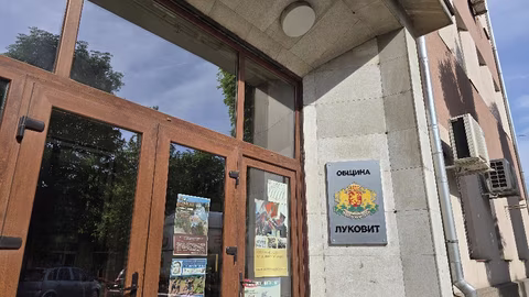 Кметът на Луковит предлага финансиране за неотложни улични ремонти