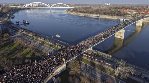 Жители на Нови Сад протестират срещу партията след трагедията на жп гарата