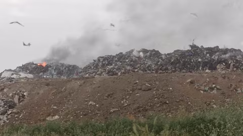 Пожар обхвана 10 декара на депо за неопасни отпадъци край Разград