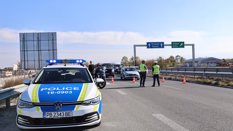 Катастрофа между мотор и автомобил затрудни движението край село Труд
