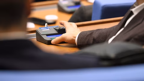 Парламентът отхвърли изискването стикерите на автомобили да се въвеждат само със закон