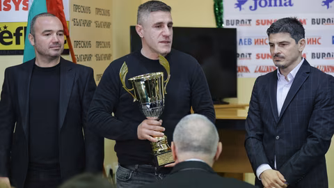 Николай Цанев и Димитър Спасов запазиха лидерските позиции в БНФ карате