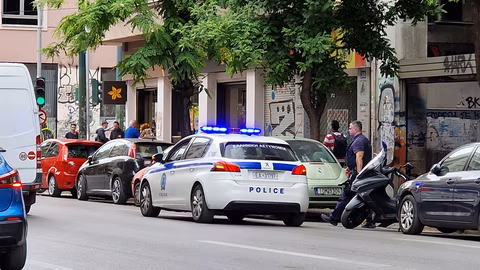 Гръцките власти задържаха полицаи при акция срещу наркотрафик и корупция