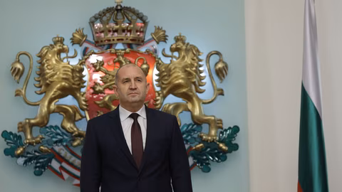 Президентът Радев награждава с почетни плакети младите тенисисти Иван Иванов и Александър Василев