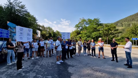 Жителите на Девин блокираха пътя в протест срещу водния режим