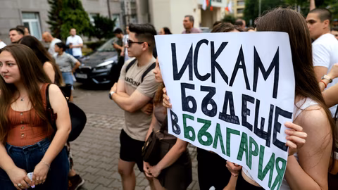 Общ законопроект предлага по-високи заплати и бонуси за младите лекари