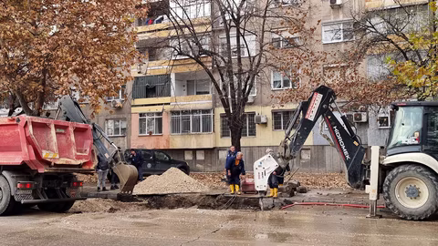 Спукан газопровод прекъсна газоснабдяването при ремонт на бул. „Кукленско шосе“