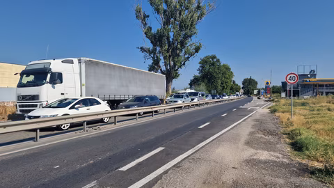 Български камион се преобърна в западен турски град, водачът е невредим
