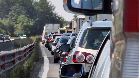 Ограничено движението по път I-6 край Саранци заради катастрофа