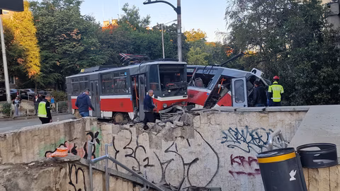 Две трамвайни мотриси дерайлираха на ул. „Цар Иван Асен“ в София