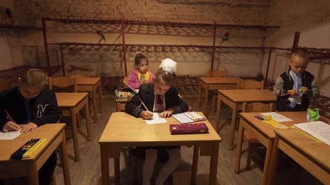 Училище в Украйна преподава в подземие заради продължаващата война