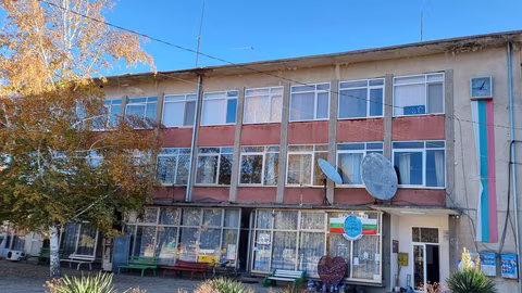 Полицията в Дупница проверява сигнал за голяма черна котка край Крайници