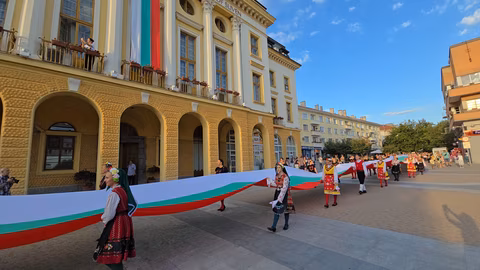 Сливен отбеляза 140-годишнината от Съединението с шествие и 140-метрово знаме