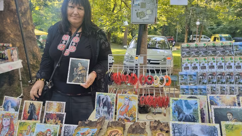 Даниела Генова от Лясковец създава уникални икони и картини с декупаж