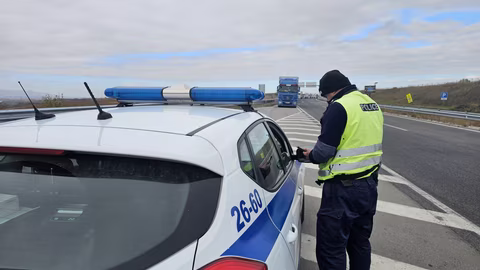 Полицията иззе нелегални цигари и стоки на защитени марки край Димитровград