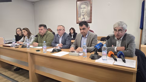Общинските съвети обсъждат удължаване на договора на д-р Илия Тонев