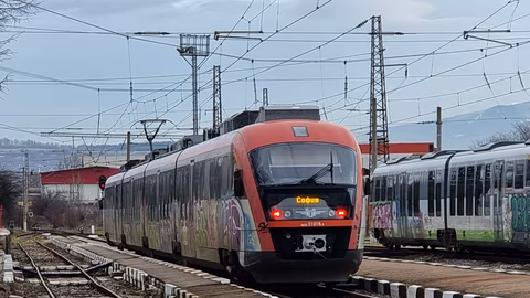 Затруднено влаково движение в Северна България заради паднали дървета