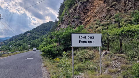 Майка и бебе пострадаха при инцидент с вряла минерална вода в Ерма река