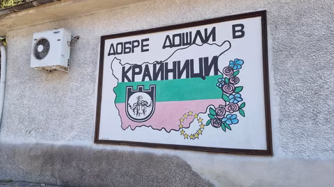 Кметът на Дупница Първан Дангов лично прибира картофите от общинската градина