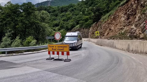 Възстановява се движението за леки коли по път III-866 в района на Михалково