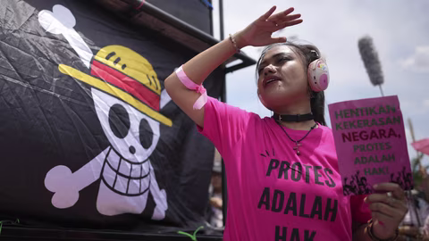 Младите в Мексико Сити протестират с пиратското знаме „Уан Пийс“ срещу корупцията