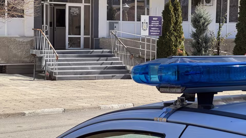 Полицията в Казанлък задържа мъж за заплахи към охранител в магазин