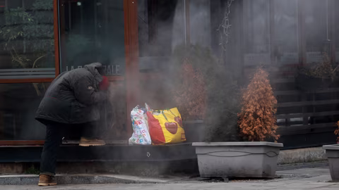Доброволци на БЧК в Ямбол помагат на бездомни пред зимата