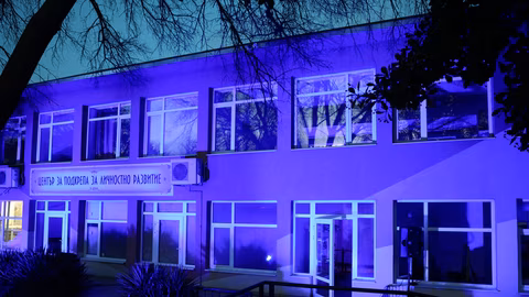 Емблематични сгради в България светят в синьо в кампания срещу насилието над деца