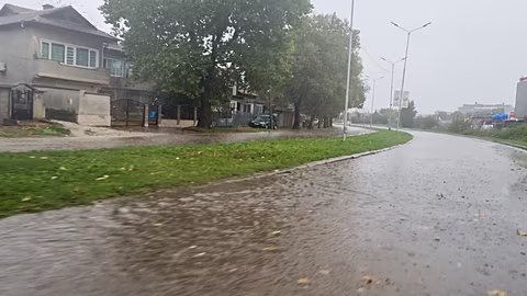 Проливен дъжд с градушка наводни мазе в Петрич