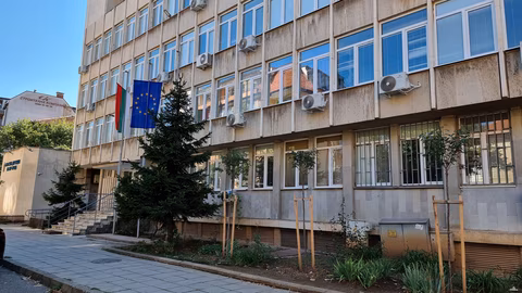 Автомобил се вряза в заведение на паркинг във Враца