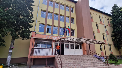 Средно училище „Никола Вапцаров“ в Петрич отбелязва 77 години с богата програма