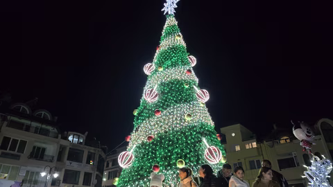 В Петрич и Сандански тази вечер ще запалят светлините на коледните елхи