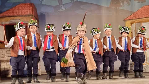 Около 200 деца представят традицията на коледарските танци в Ямбол