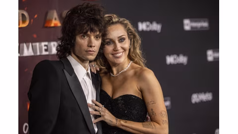 Майли Сайръс обяви годежа си с барабаниста Макс Морандо