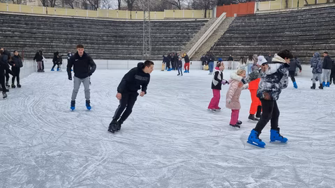 Ледената пързалка в Хасково отваря врати с широк спектър от сесии