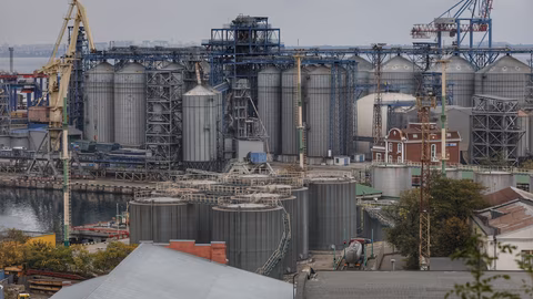 Русия удари пристанищна инфраструктура в Одеска област, пострада човек