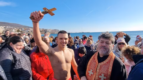 Традиционният ритуал по изваждане на Светия кръст в Свети Влас