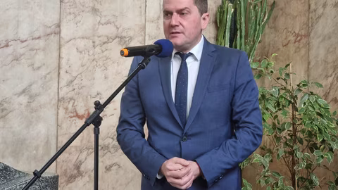 Кметът на Перник потвърди връчването на глоби на входа на общината