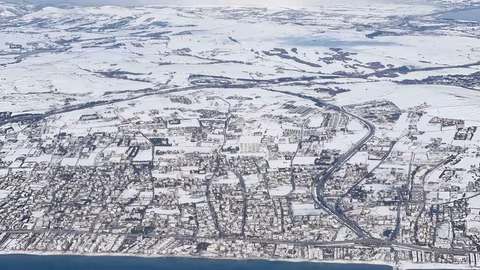 Обилен снеговалеж в Истанбул предизвика хаос в транспорта и забрани куриерските услуги